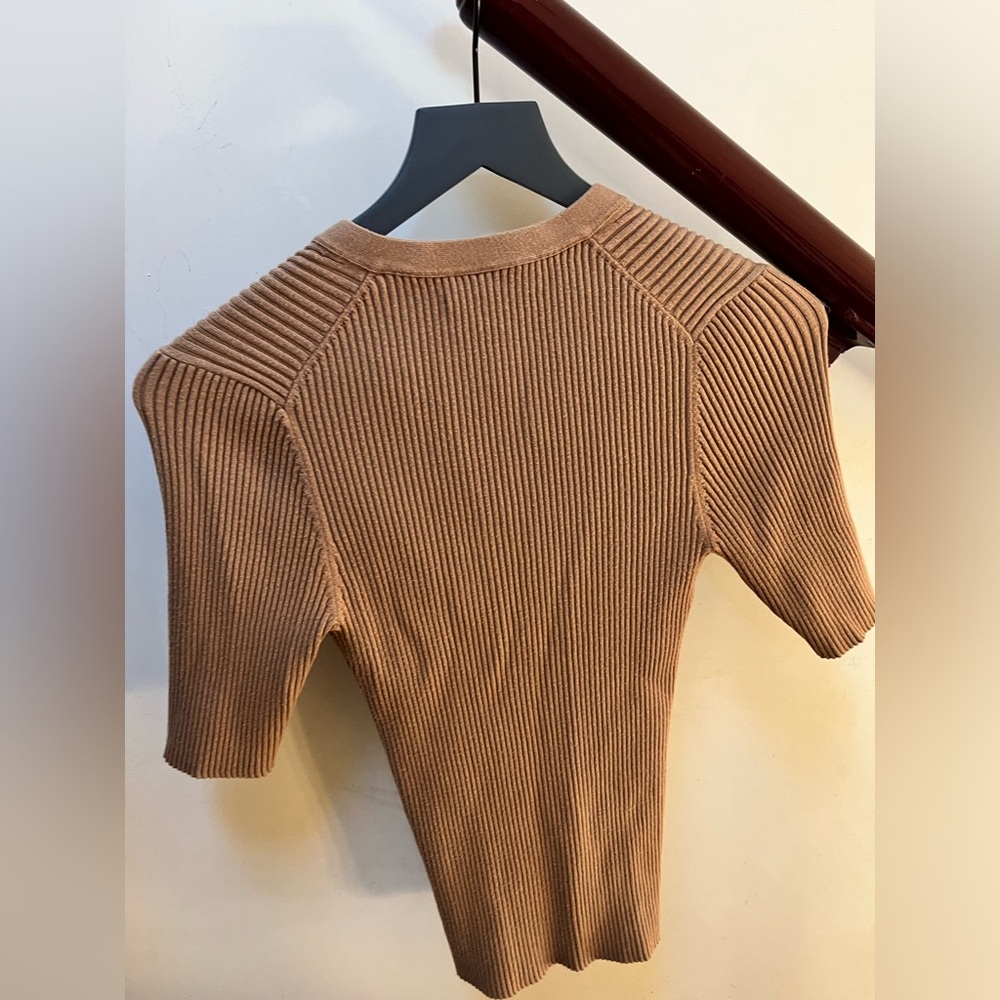 Michael Stars XS brown sweater great condition! Not cropped. With cute buttons! - Picture 2 of 3